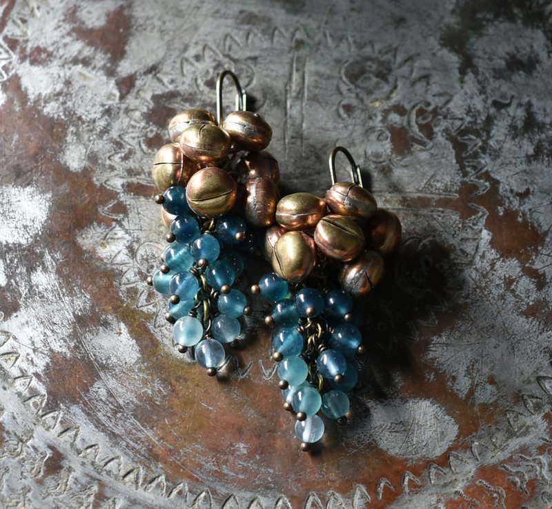 たわわな鈴とブルーグリーンアゲートの実りのピアス - 耳環/耳夾/耳骨夾 - 寶石 藍色