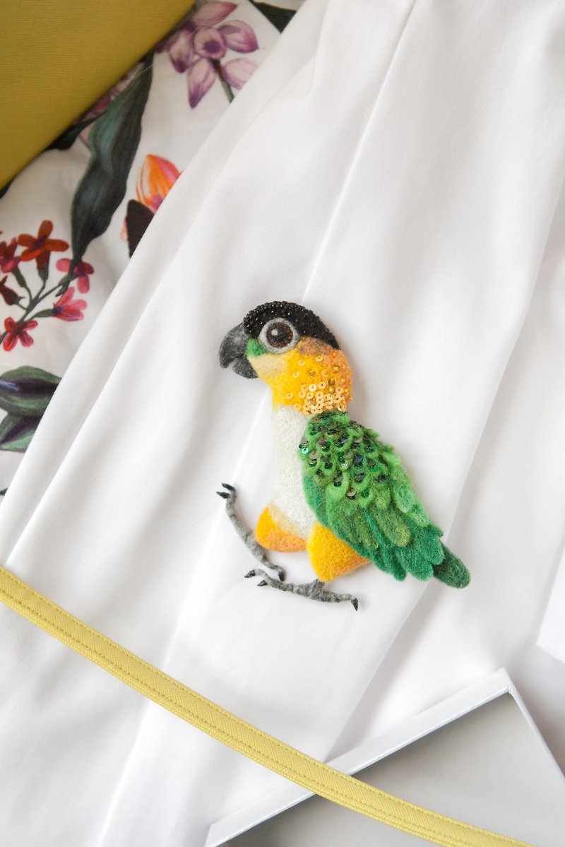 Needle Felted brooch parrot, Black-headed white-bellied parrot made of  wool - 胸針/心口針 - 羊毛 綠色