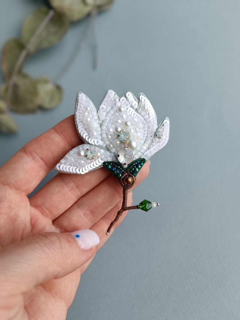 Embroidered magnolia brooch - Brooches - Other Metals White