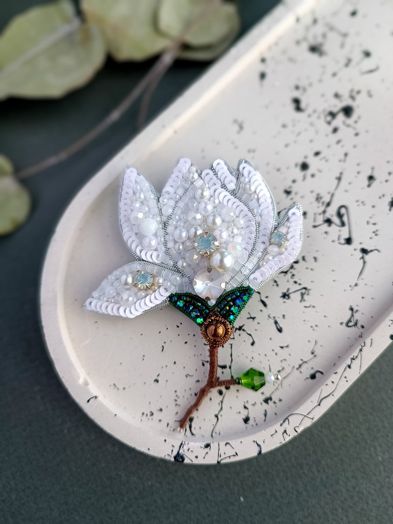 Embroidered magnolia brooch - 胸針 - 其他金屬 白色