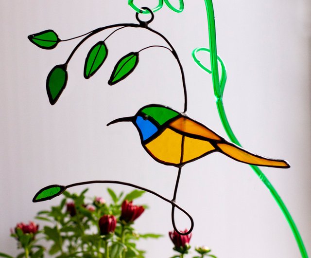 ステンドグラスの鳥。 窓飾り。 小鳥のサンキャッチャー - ショップ