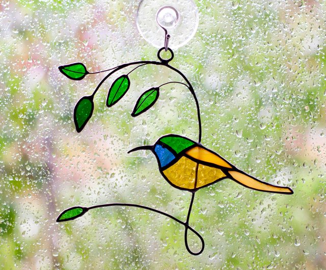 ステンドグラスの鳥。 窓飾り。 小鳥のサンキャッチャー - ショップ