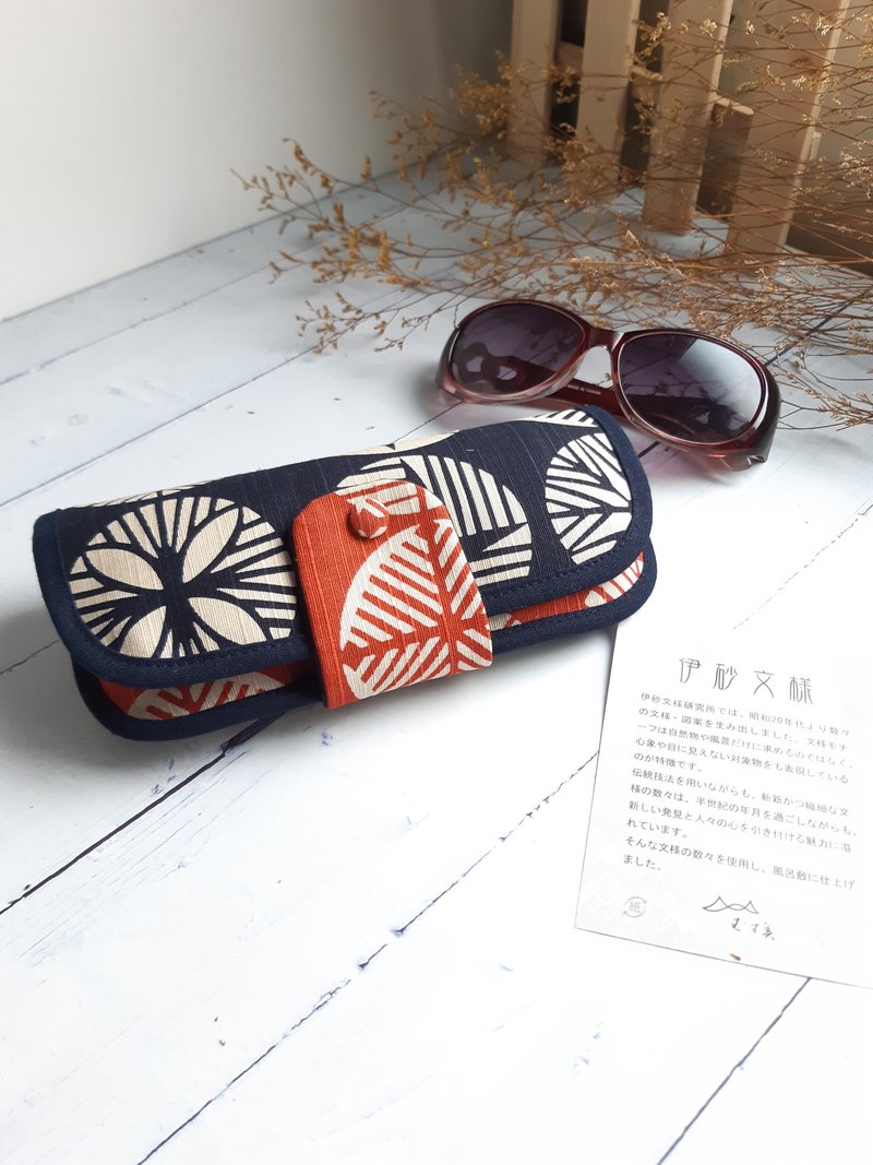 Isha Wenyan-Pine Cone Glasses Case Mother's Day Christmas Exchange Birthday Gift - กล่องแว่น - ผ้าฝ้าย/ผ้าลินิน 