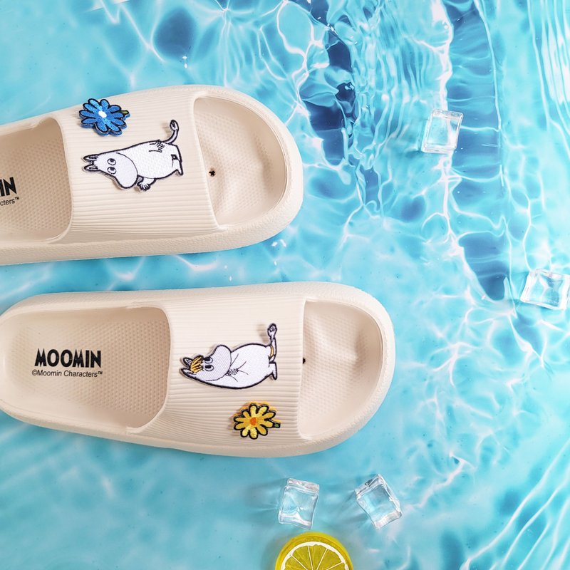 【Pinkoi x Moomin】 Buttoned Thick-soled Bouncy Slippers - Ivory - รองเท้าแตะ - วัสดุกันนำ้ ขาว