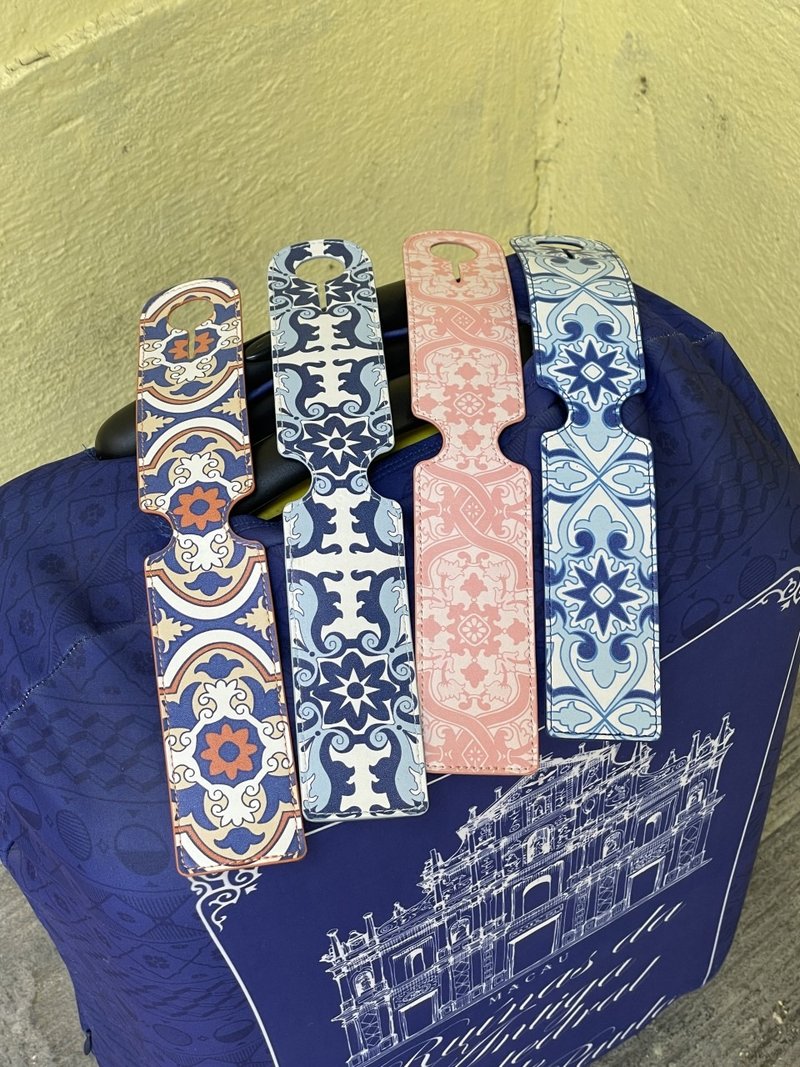 Macau Original Strap Luggage Tag Travel Tag Luggage Tag Colored Tile Checking Tag Travel Tag - ป้ายสัมภาระ - หนังเทียม หลากหลายสี