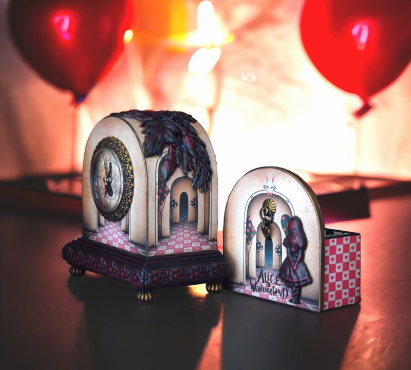 Alice in Wonderland Table clock and mini dresser with red roses - 時鐘/鬧鐘 - 木頭 多色