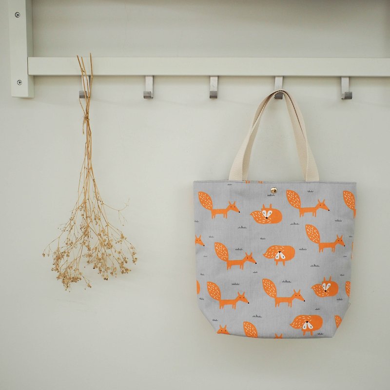 Jiajiajiu M series shoulder bag/handbag/canvas bag/A4 tote bag/snow fox/pre-order - กระเป๋าถือ - ผ้าฝ้าย/ผ้าลินิน สีเทา