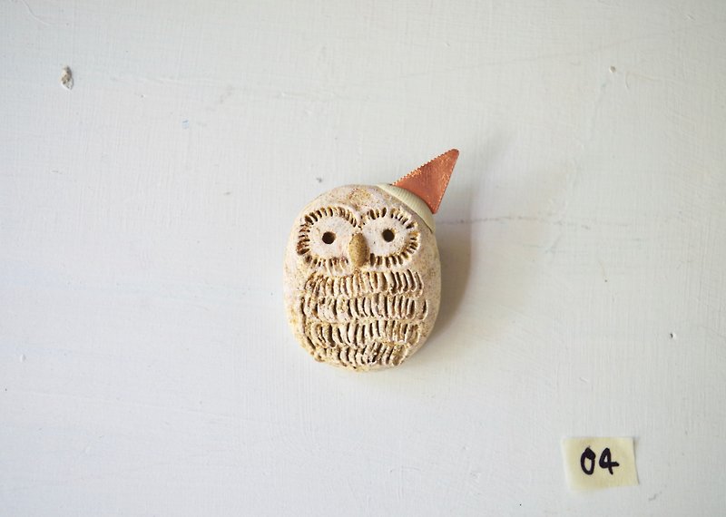 white owl going to the party broach / animal pottery broach - Brooches - Pottery White