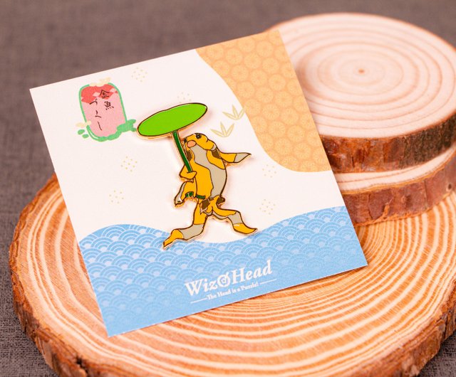 缶バッジ】金魚いろいろ～蓮の葉傘をさす黄金魚｜浮世絵 歌川