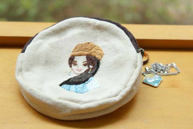 portrait embroidery coin purse - กระเป๋าใส่เหรียญ - ผ้าฝ้าย/ผ้าลินิน ขาว