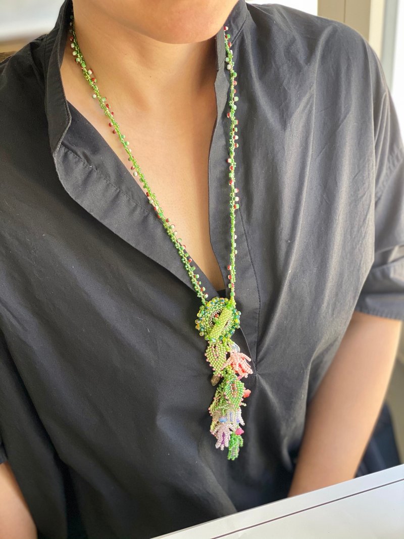 Aboriginal mothers hand-woven beaded green leaf flower long necklace - สร้อยคอ - อะคริลิค สีเขียว