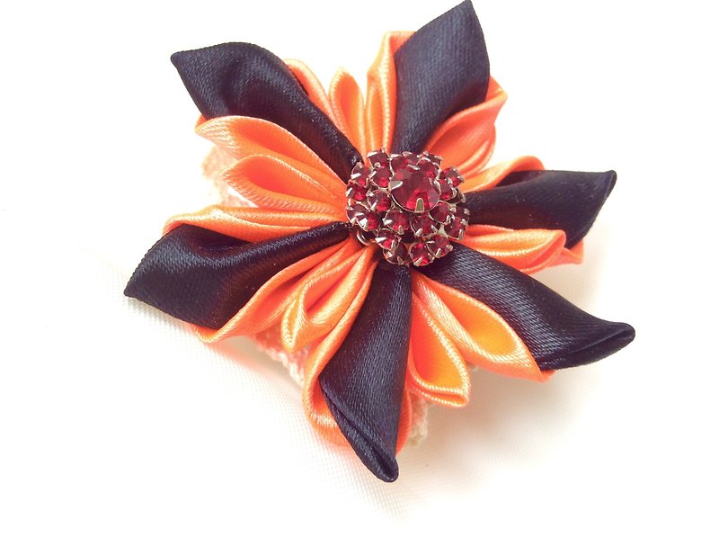 Kanzashi orange black ribbon flower brooch（つまみ細工） - Brooches - Silk Orange
