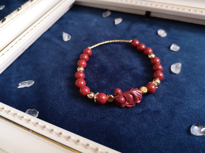 Xiaoyuer cinnabar bracelet (14K gold)-One thing, one picture to ward off evil spirits and keep safe in the new year - สร้อยข้อมือ - คริสตัล สีแดง