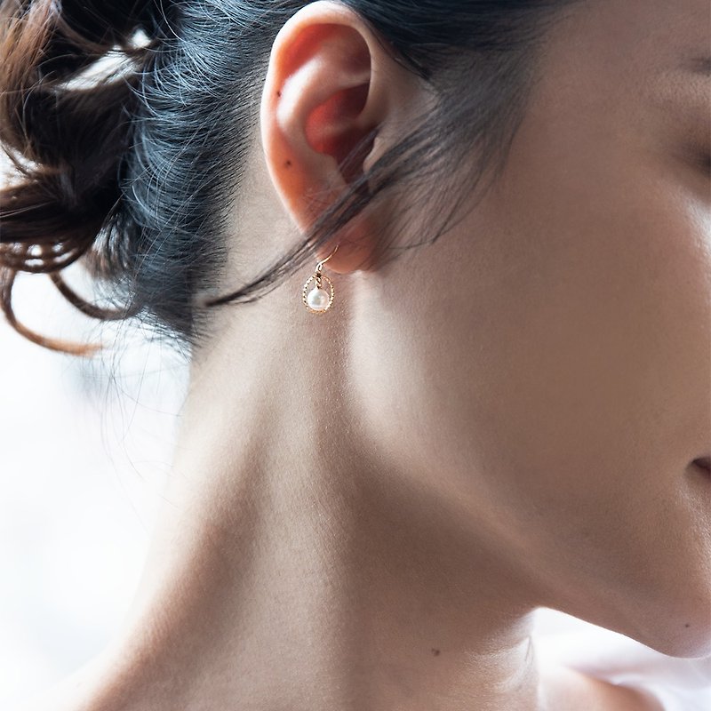 Japanese Akoya pearl twist hoop earrings - Earrings & Clip-ons - Precious Metals 