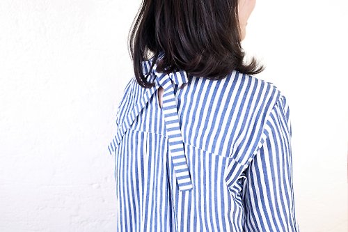 hikidashi 抽屜工作室 【現貨】摺領長袖綁帶罩衫/ 藍白直條