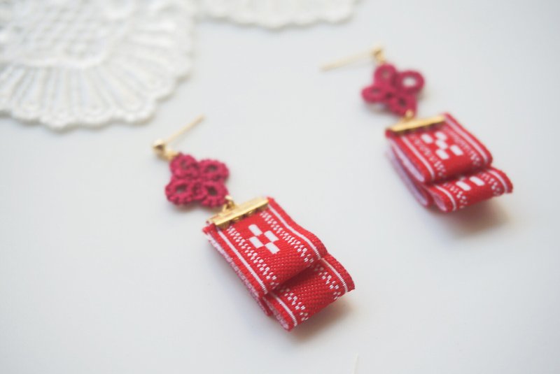 Simple design earrings / woven. Pin/clip - Earrings & Clip-ons - Cotton & Hemp Red