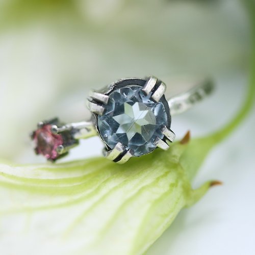 metal-studio-jewelry Round faceted blue topaz ring in silverr bezel and double prongs setting
