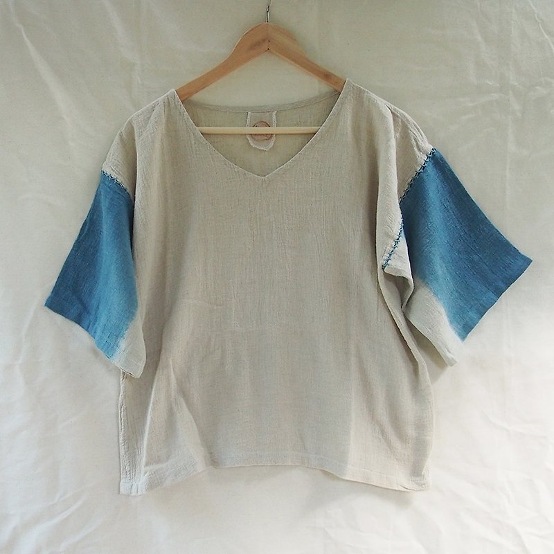 linnil: Indigo ombre sleeve / Almost square blouse - เสื้อผู้หญิง - ผ้าฝ้าย/ผ้าลินิน สีน้ำเงิน