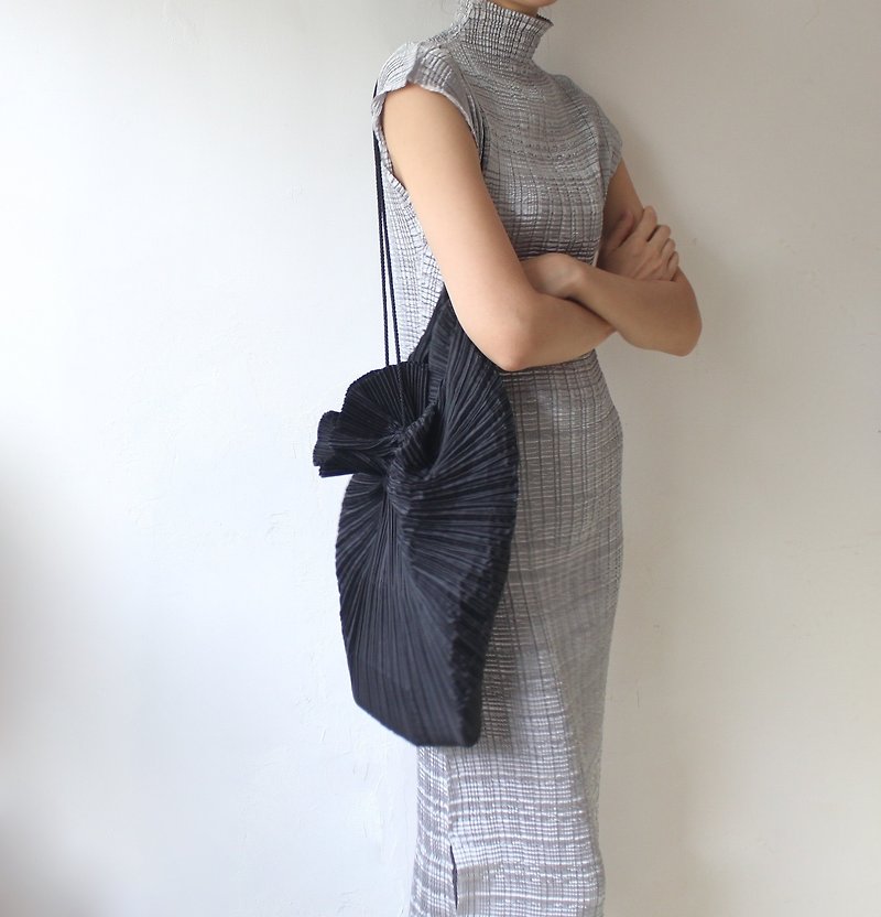 FOAK vintage 80s Italian black pleated drawstring bag - กระเป๋าแมสเซนเจอร์ - วัสดุอื่นๆ 