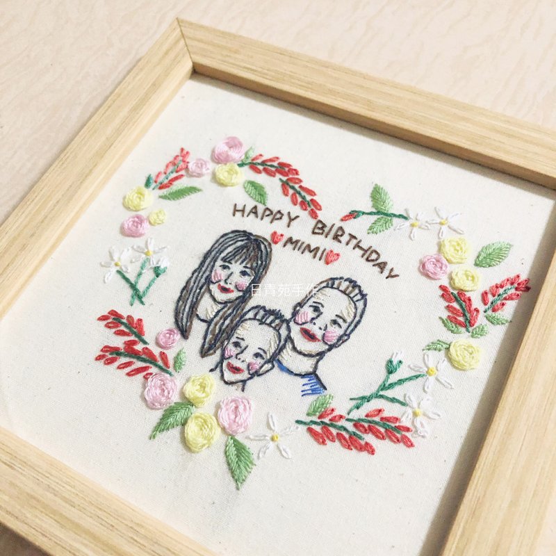 | Customized embroidery frame | 3 people embroidery + wreath | Free 6-inch photo frame - ภาพวาดบุคคล - วัสดุอื่นๆ 