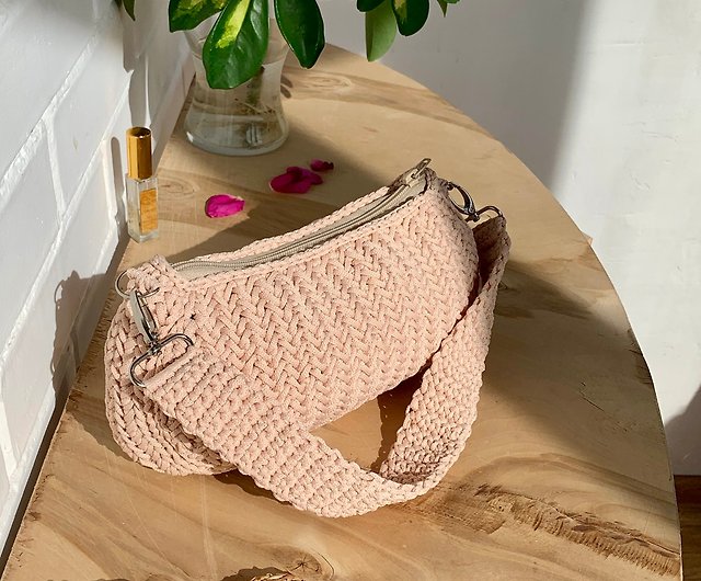Crochet mini crossbody bag pattern, baguette clutch