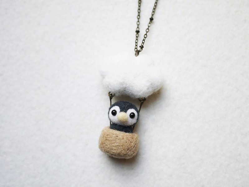 Petwoolfelt - Needle-felted Sky Travel Penguin (necklace/bag charm) - สร้อยคอ - ขนแกะ ขาว