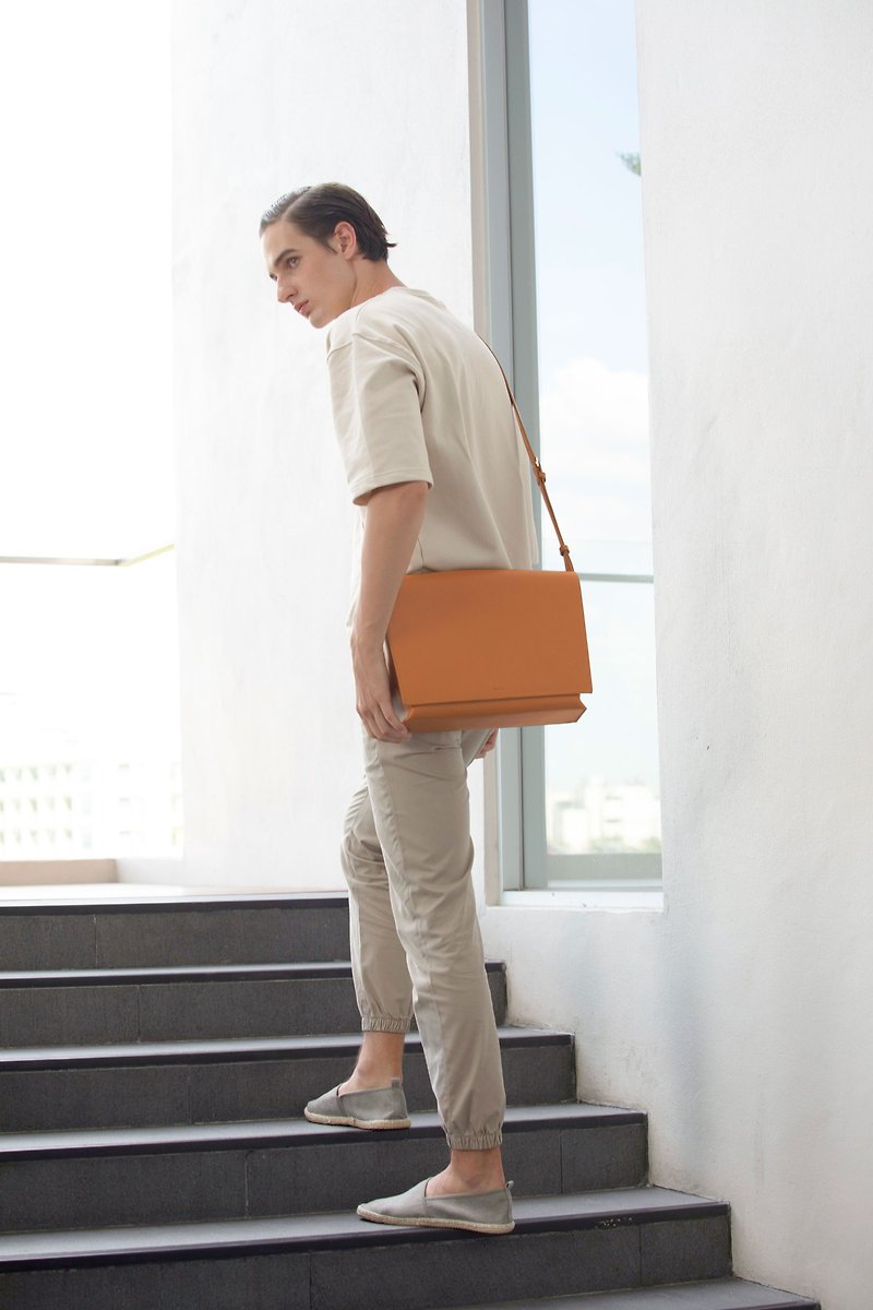 DA05 Messenger Bag – Brown (Minimal Leather Bag) 斜背包 / 單肩包 - กระเป๋าแมสเซนเจอร์ - หนังแท้ สีนำ้ตาล