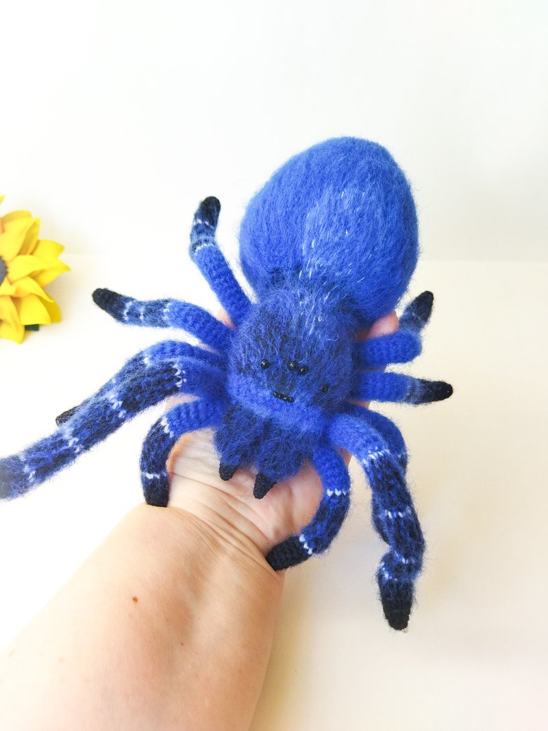 Bird eating tarantula black blue toy crocheted amigurumi. Real size spider toy - ตุ๊กตา - วัสดุอื่นๆ สีน้ำเงิน