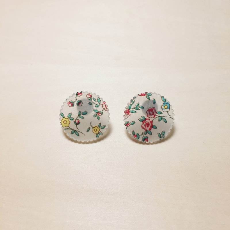 Vintage white floral cloth earrings - ต่างหู - เรซิน ขาว