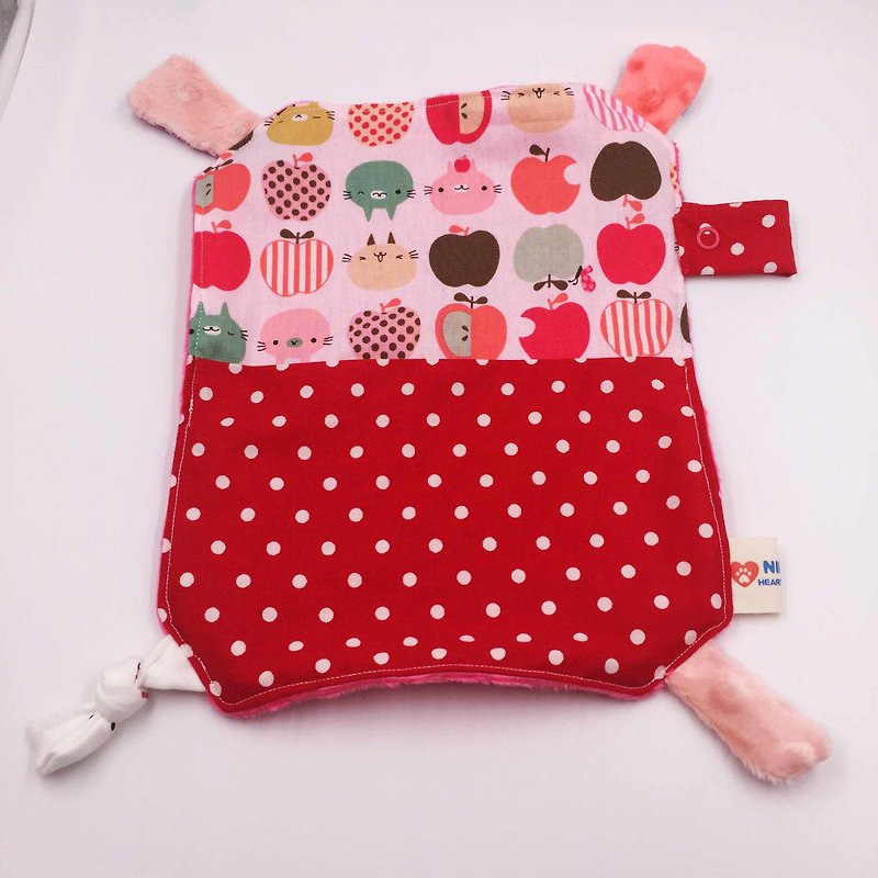 Apple cat stitching red bottom point appease towel with hand ring peas soothing towel Mi Yueli - ของเล่นเด็ก - ผ้าฝ้าย/ผ้าลินิน สีแดง