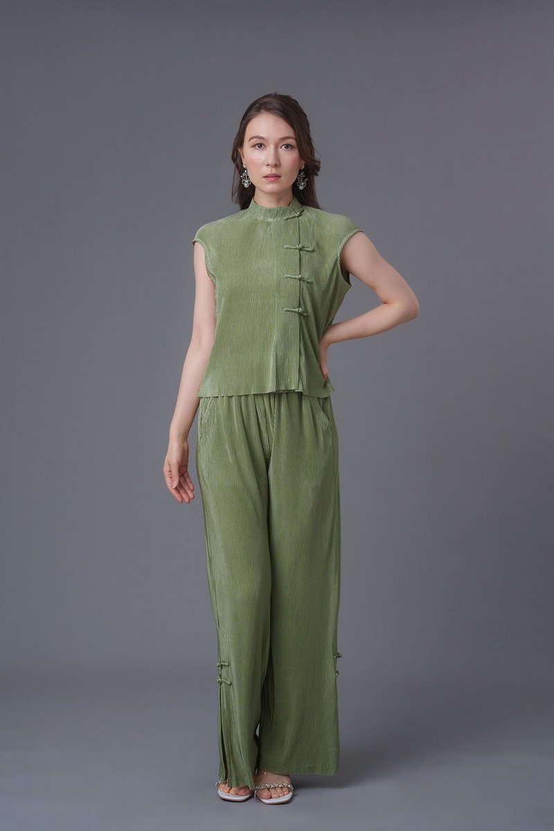 Pleated Qipao Co-ord Set (Green) - กี่เพ้า - วัสดุอื่นๆ สีเขียว