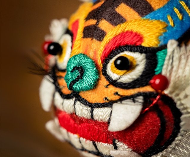 エスニックスタイルの伝統的な新年の贈り物、手刺繍の虎人形、虎