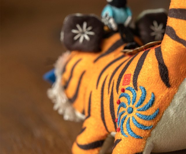 エスニックスタイルの伝統的な新年の贈り物、手刺繍の虎人形、虎
