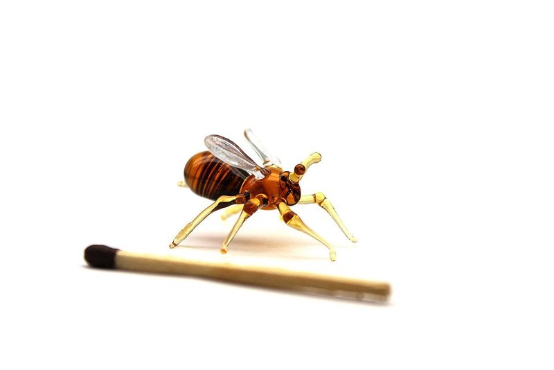 Tiny Glass Bee Sculpture - Delicate Handmade Miniature Figurine - งานเซรามิก/แก้ว - แก้ว สีส้ม