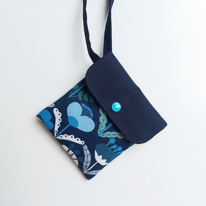 Multifunctional storage bag [Blue Garden] Mask storage bag/sanitary napkin bag/tissue cover - กระเป๋าเครื่องสำอาง - ผ้าฝ้าย/ผ้าลินิน 