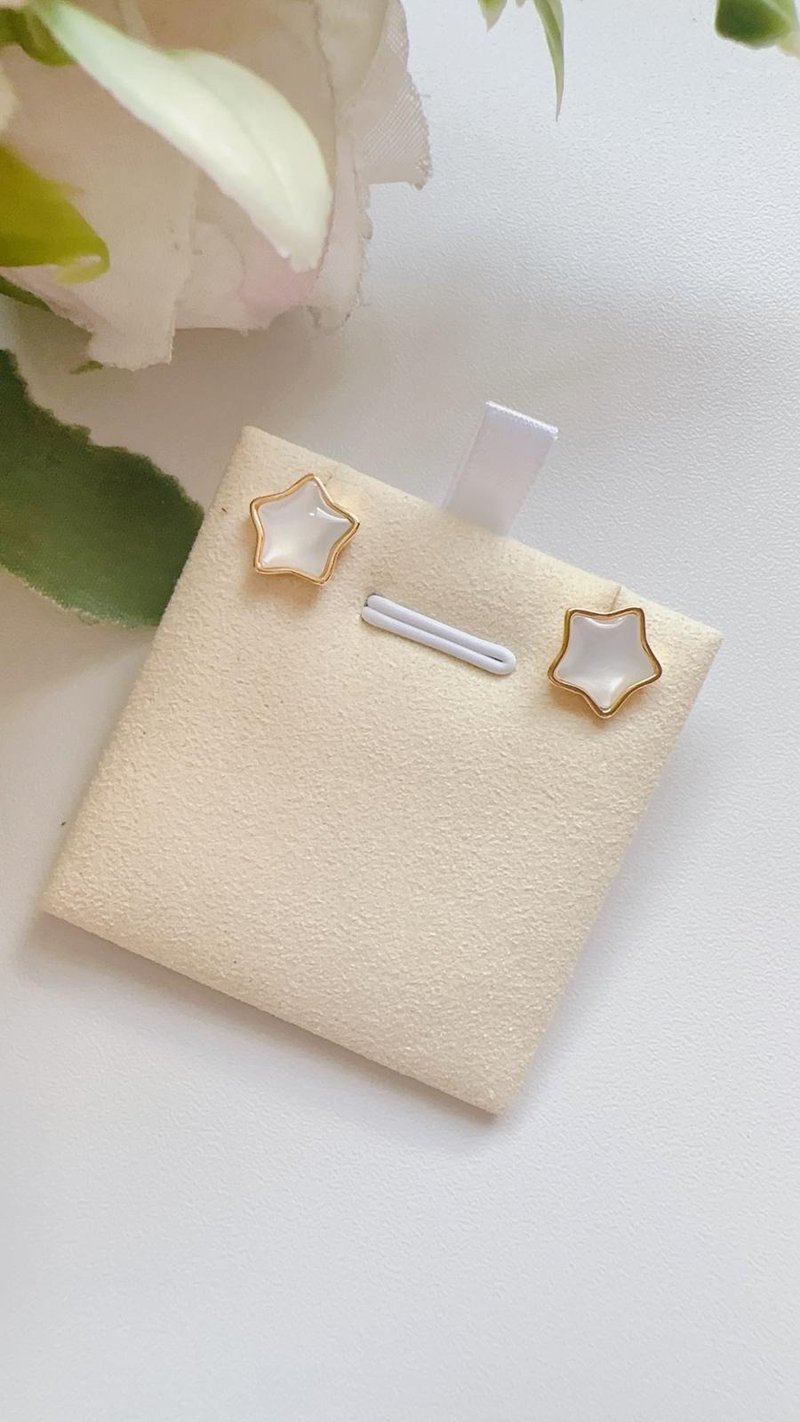 Star White Mabe Pearl Stud Earrings | 星星马贝珍 - 耳環/耳夾/耳骨夾 - 其他材質 白色