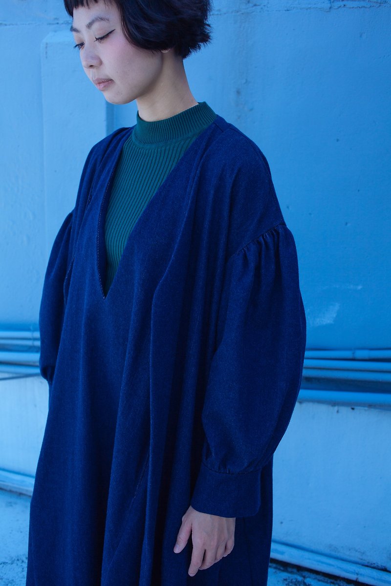 Dark Blue Denim Puffy Sleeve Long Blouse Jacket-Plain Faceless Version - เสื้อแจ็คเก็ต - ผ้าฝ้าย/ผ้าลินิน สีน้ำเงิน