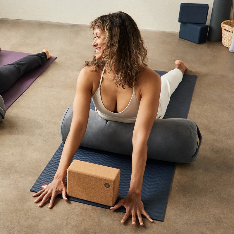【Manduka】Enlight Round Bolster 瑜珈圓枕 - Thunder - 運動配件 - 其他材質 灰色