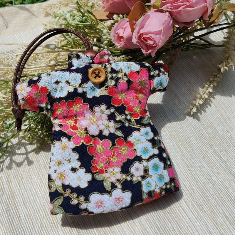 [Small items made of cloth] Jade handmade patchwork-cotton key bag/Japanese style inlaid with gold cherry blossoms - Keychains - Cotton & Hemp Black