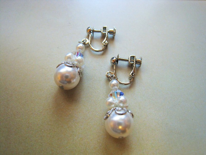 Silky Pearl & Swarovski Crystal Earrings / G : White - ต่างหู - ไข่มุก ขาว