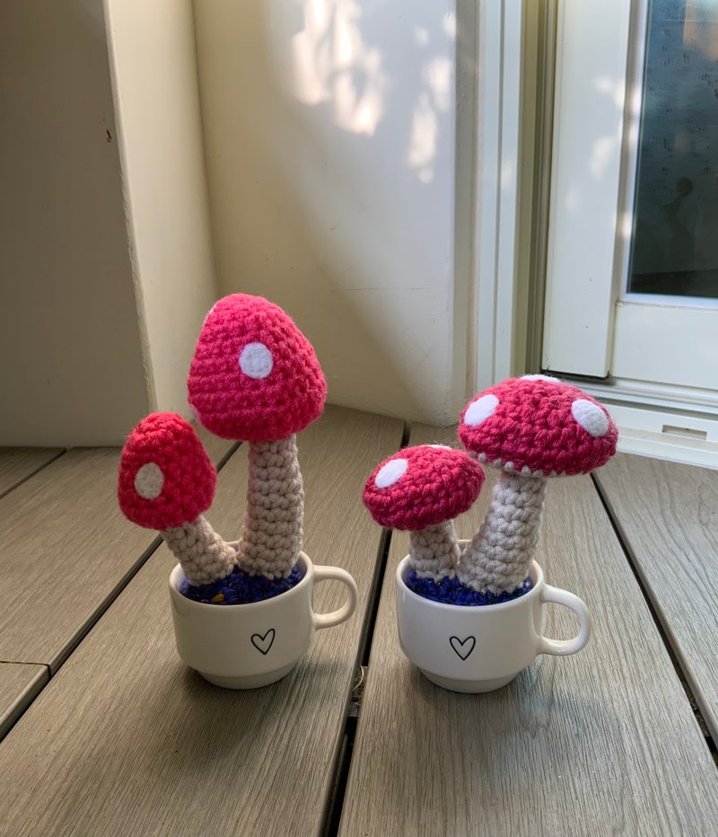 Handmade knitted ornament with simple mushroom shape/comes with coffee cup - ของวางตกแต่ง - วัสดุอื่นๆ สีแดง