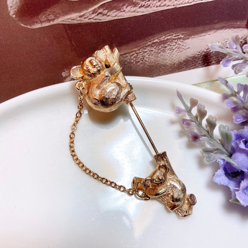 【西洋古董飾品】稀有沙金兩隻無尾熊掐絲精美爬樹 帽針胸針胸章 - 胸針 - 貴金屬 金色