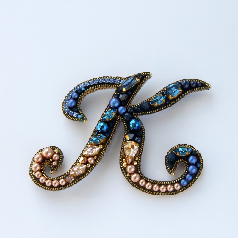 Royal Blue Beaded Brooch English Letter. Embroidered Brooch. Customized Gift - เข็มกลัด - ไข่มุก สีทอง