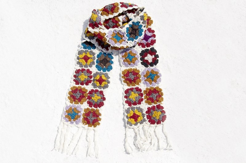 クリスマスギフト交換ギフト限定片手かぎ針編みウールスカーフ/花かぎ針編みシルクスカーフ/かぎ針編みスカーフ/手織りシルクスカーフ/花織りステッチウールスカーフ-咲く北欧の森の風花スカーフの季節 - スカーフ - ウール 多色