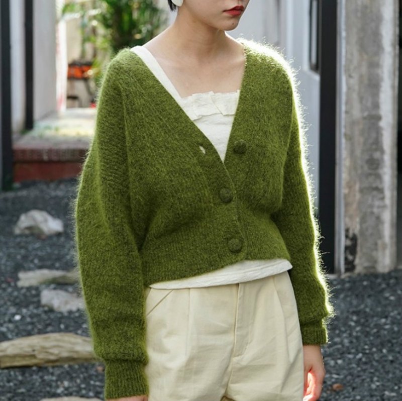 Moss green chasing heavy mohair knit cardigan lazy wind V-neck buckle sweater warm jacket - สเวตเตอร์ผู้หญิง - ขนแกะ สีเขียว