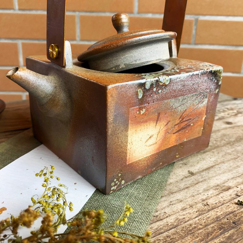 銅把提樑花刻方壺 新彩燒 柴燒陶藝 手作作品 茶壺 |  圭窯作品 - 茶壺/茶杯/茶具 - 陶 金色