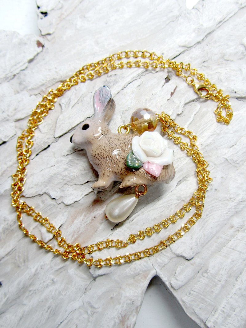TIMBEE LO Bunny Garden Rose Necklace Necklace Ceramic Rose Plastic Bunny - สร้อยคอ - โลหะ สีทอง