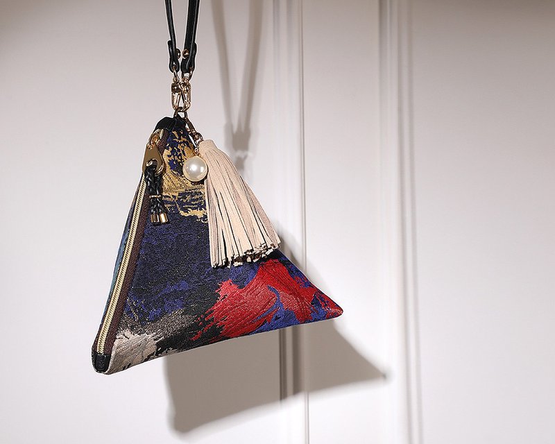 in Holland triangular clutch pouch bag - 化妝包/收納袋 - 其他材質 黑色
