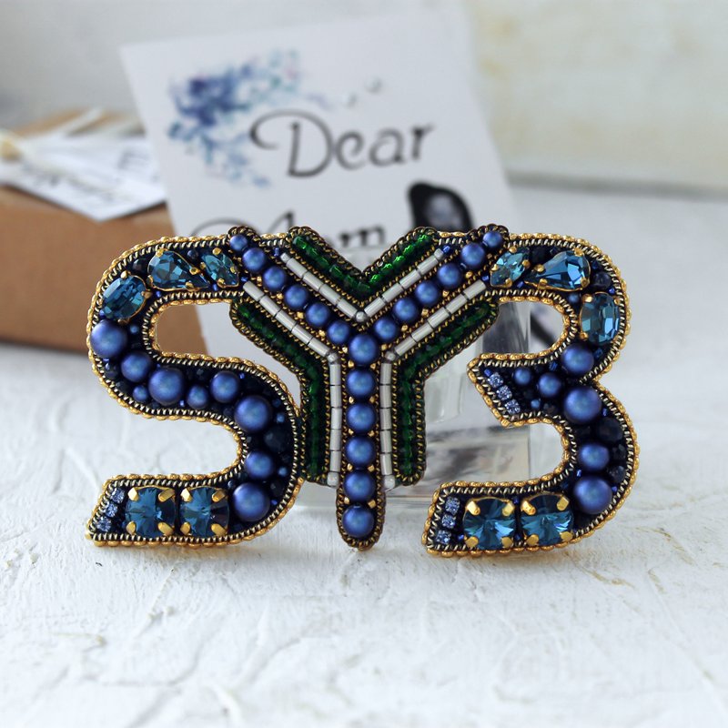 Custom Beaded Initial Brooch.Embroidered Letter Brooch.Name Pin.Customized Gift - เข็มกลัด - ไข่มุก หลากหลายสี