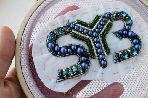 カスタムビーズイニシャルブローチ.刺繍文字ブローチ.名前ピン